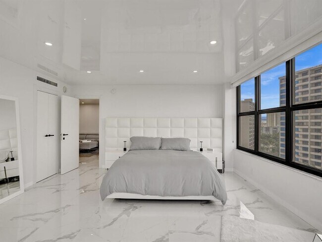 Building Photo - 2500 Parkview Dr