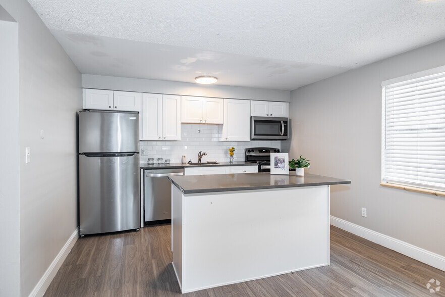 1BR, 1BA - 696SF - Kitchen - The Loop at Lamar Station