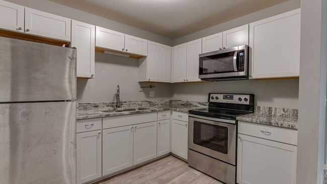 Building Photo - 3 Bedroom 1.5 Bath Home in Holly Court - Goose Creek