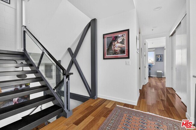 Building Photo - 2120 Narcissus Ct