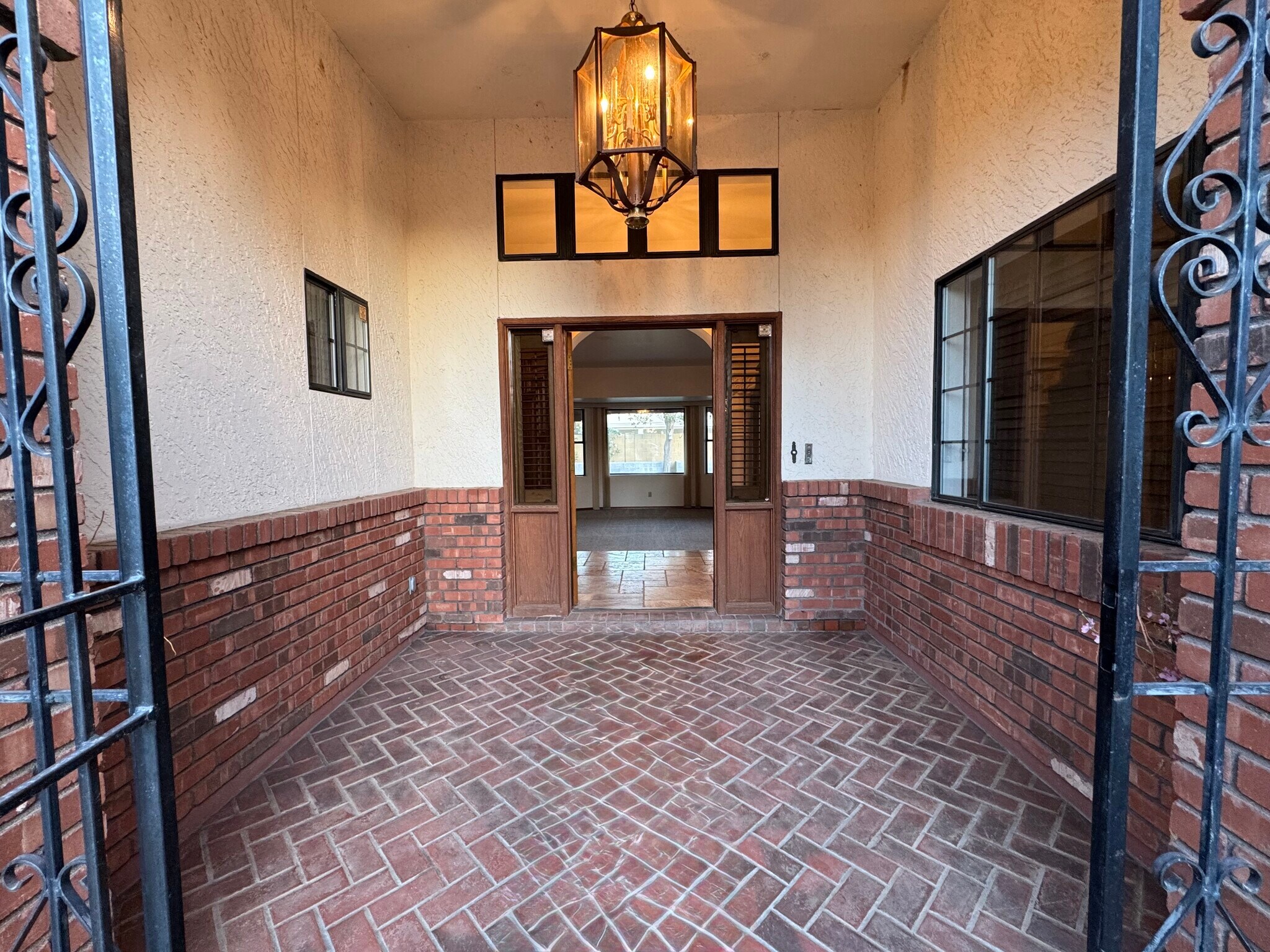 Building Photo - 3143 E Fox St