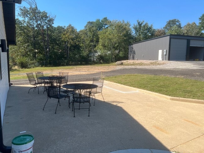 Building Photo - 4 Bed 2 Bath Apartment