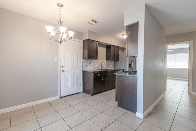 Building Photo - 1810 Nicole Cir