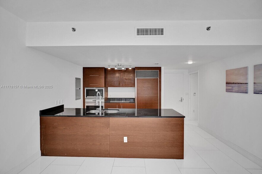 Building Photo - 475 Brickell Ave