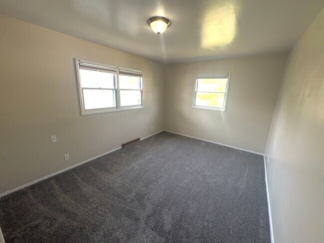 Building Photo - 1215 Avenue E