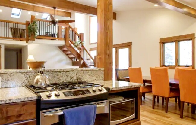 Building Photo - Available Now! Boulder's best kept secret....