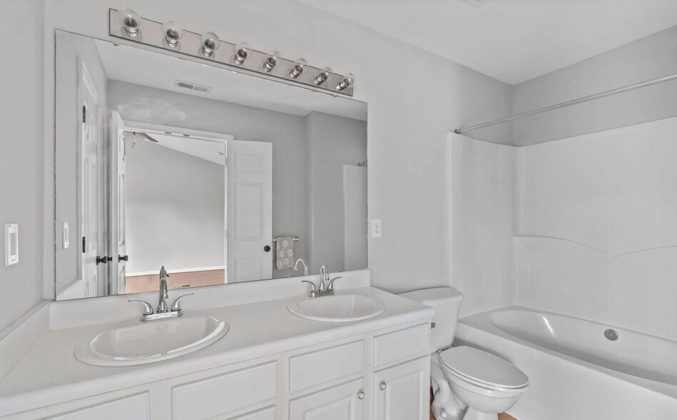 Building Photo - 610 Canyon Lake Cir