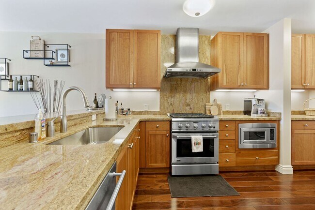 Building Photo - Fully Furnished Condo in the prestigious R...