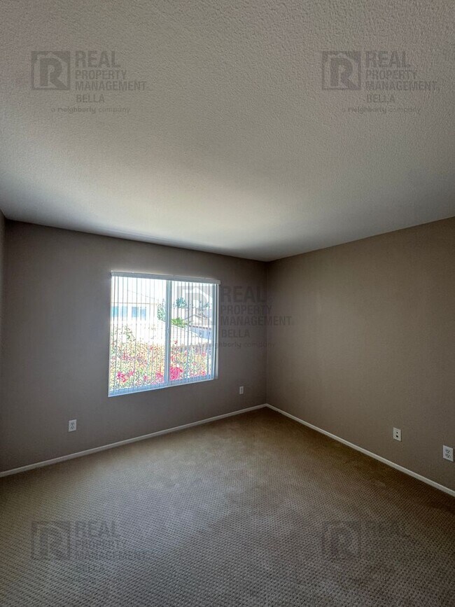 Building Photo - 4-Bedroom Home with Desirable Downstairs Bedroom & Full Bath
