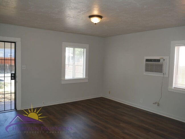 Building Photo - Cozy 2 Bed 1 Bath 728qft single family home in Oak Park