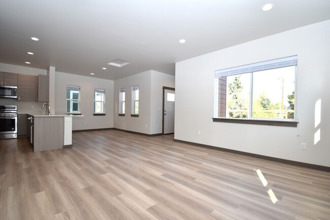 Building Photo - Gorgeous and Brand NEW 3 Bedroom with doub...