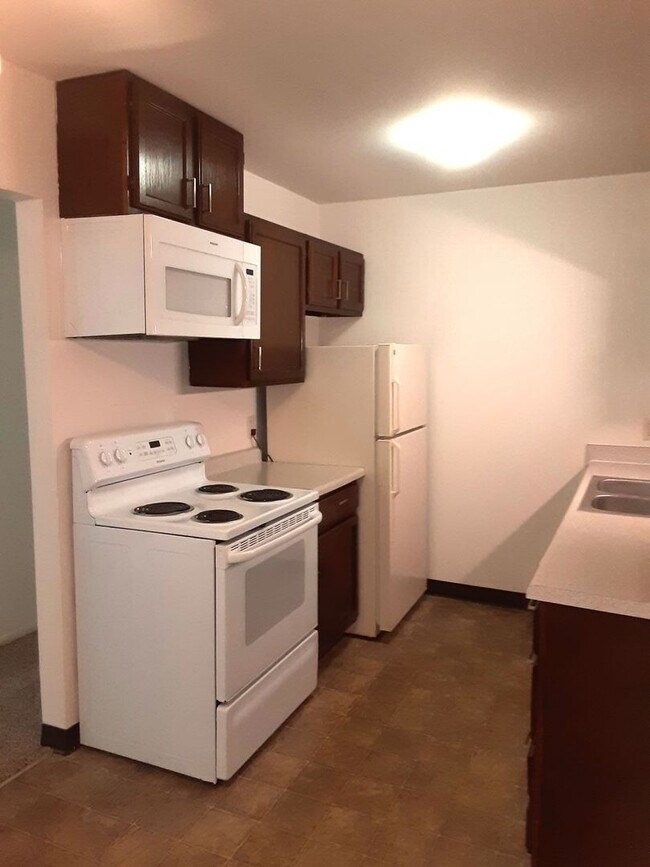 Building Photo - Lower 2 Bedroom with Patio - Optional Garage