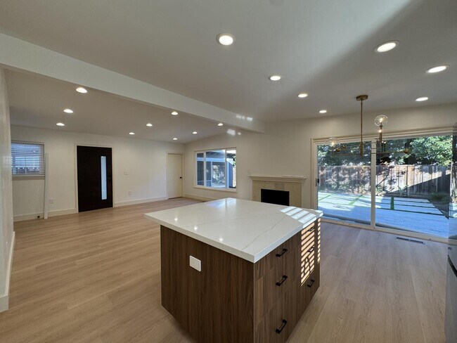 Building Photo - 864 S Bernardo Ave