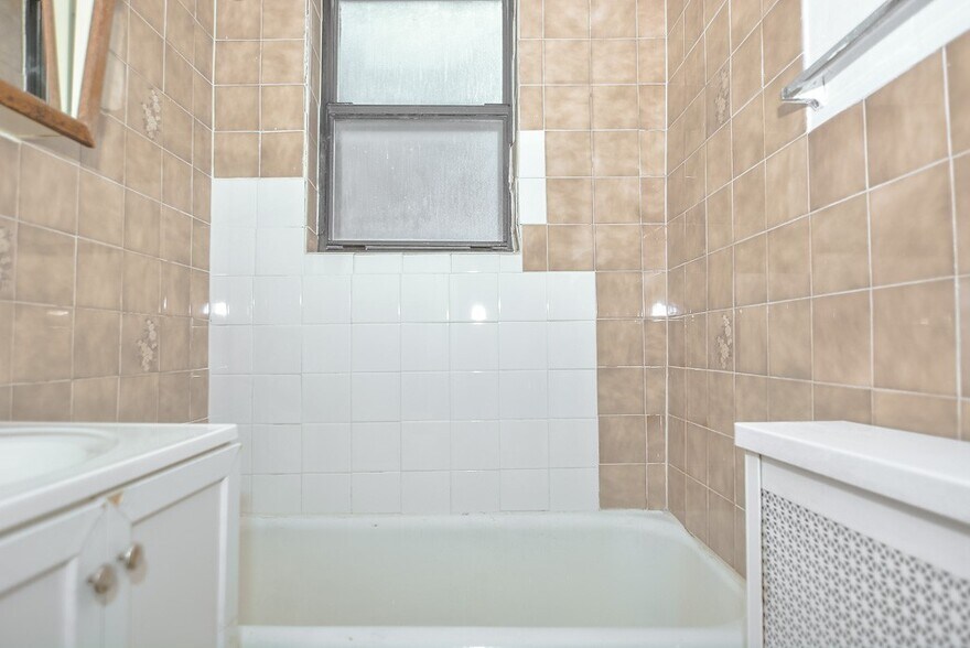 Building Photo - 629 W Belmont Ave