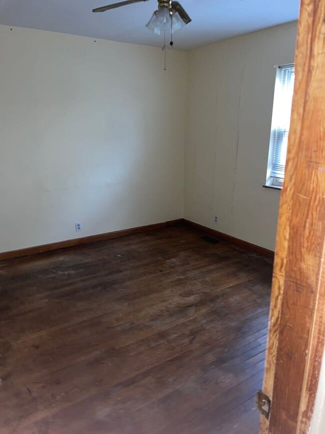 Building Photo - 3BR w/ 3-Season Room near North College Hill