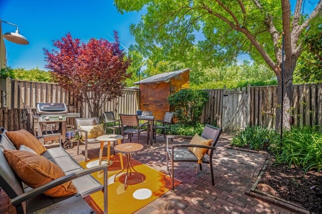 Building Photo - 573 W San Francisco St