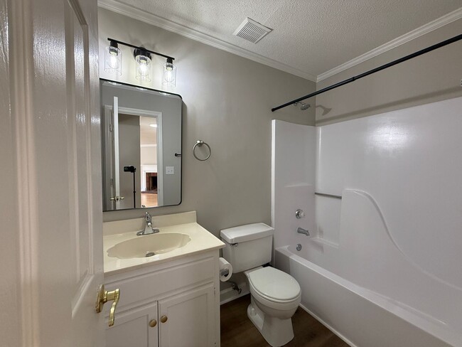 Building Photo - Spacious Two Bedroom, 2nd Floor Condo with Private Balcony. SHOWN BY APPOINTMENT ONLY!