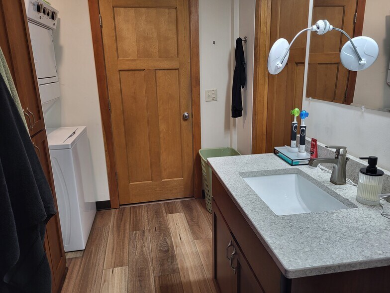 Building Photo - 437 Main St