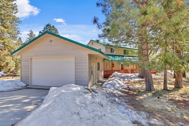 Building Photo - 1496 Pine Ridge Dr