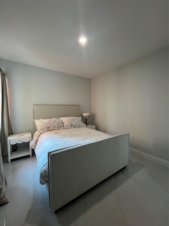 Building Photo - 2650 Lake Shore Dr