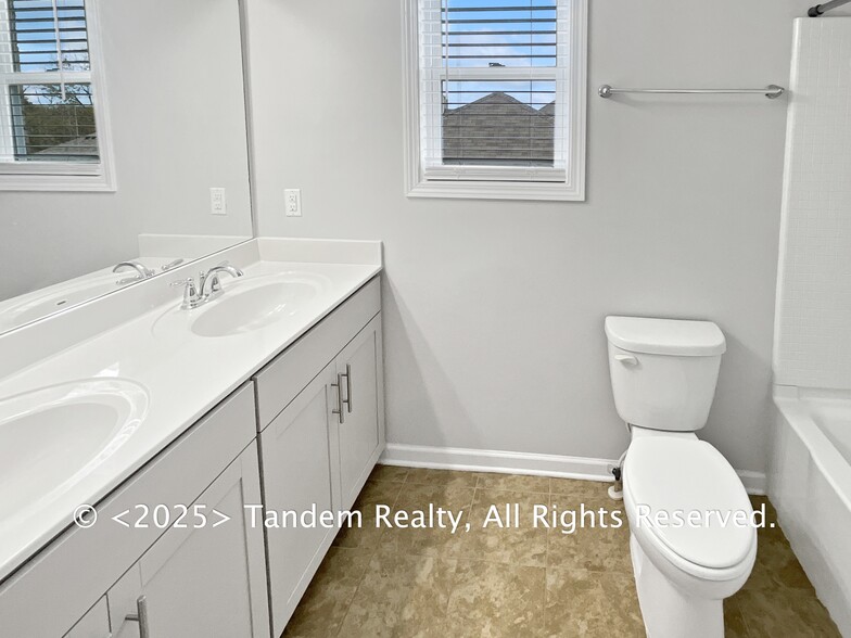 Building Photo - 8020 Forest Hills Dr