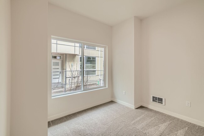 Building Photo - Immaculate Newer Construction - 3 Bed 2 Ba...