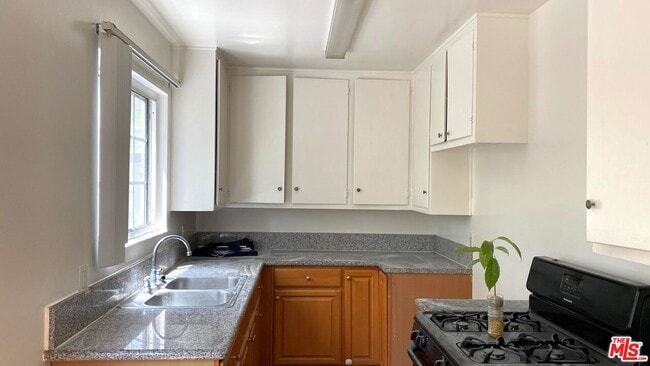 Building Photo - 443 S Wilton Pl