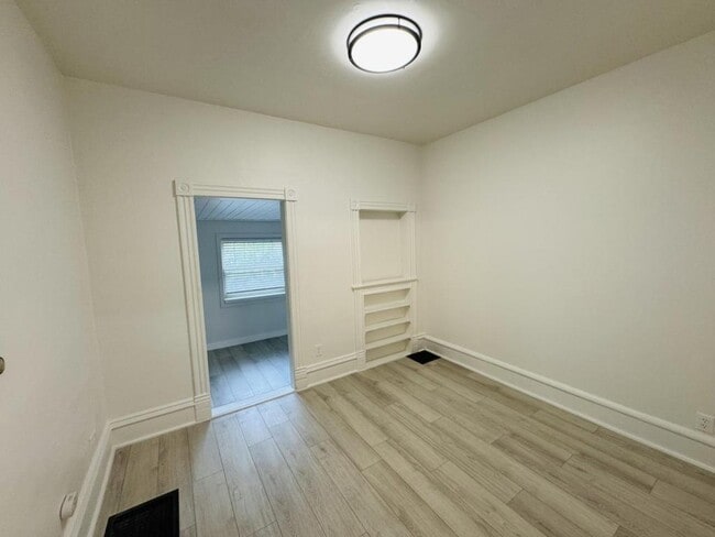 Building Photo - 821 1/2 N Ewing St