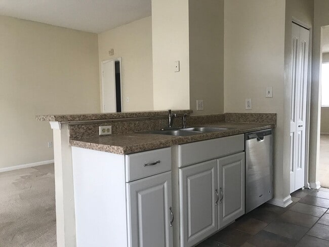 Building Photo - End Unit Townhouse in Virginia Beach