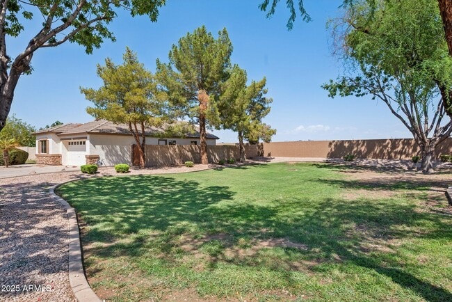 Building Photo - 2131 S Peppertree Dr