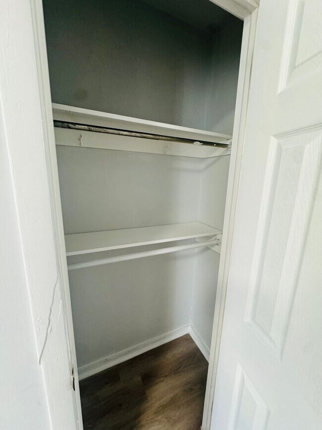 Building Photo - 946 Farson St