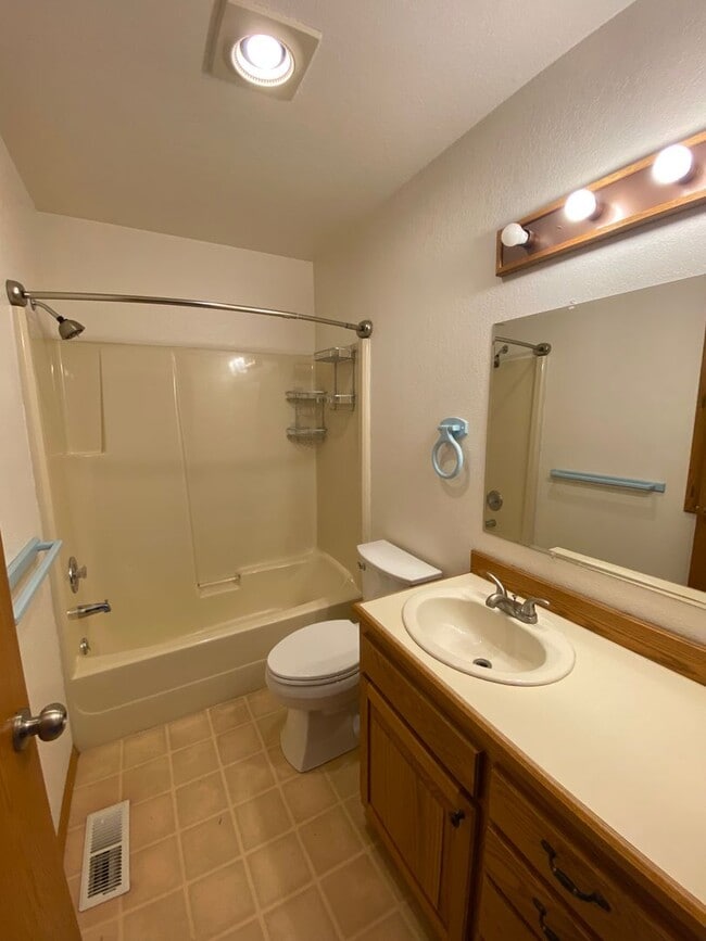 Building Photo - 3 bedroom 2.5 bathroom Home in Lake Steven...