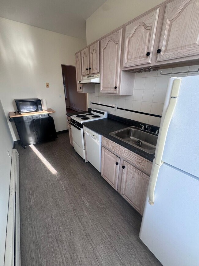 Building Photo - NO FEE!!! TRUE 1 BEDROOM WITH DISHWASHER & GREEN LINE ACCESS!