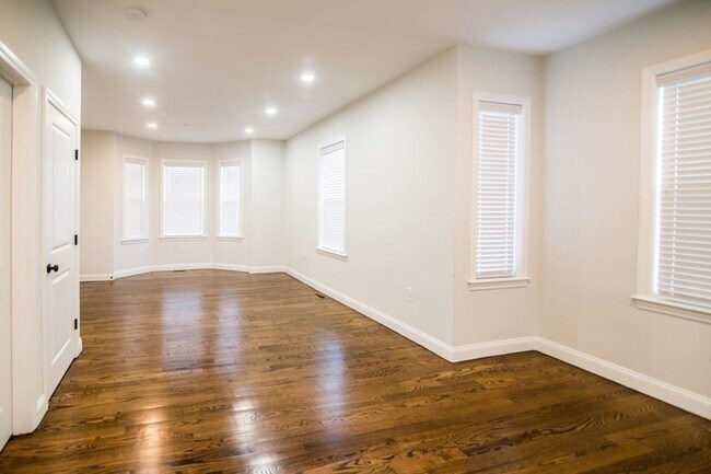 Building Photo - 757 Washington St