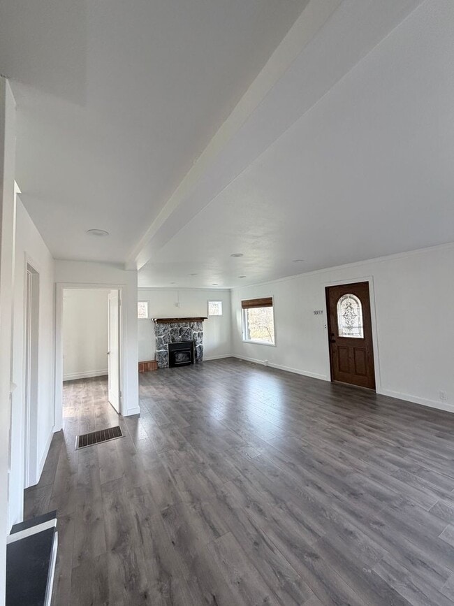 Building Photo - Lakeview 4-Bedroom Home Steps from Moore Park – Updated Throughout! 2.8 miles from Sky Lakes and OIT