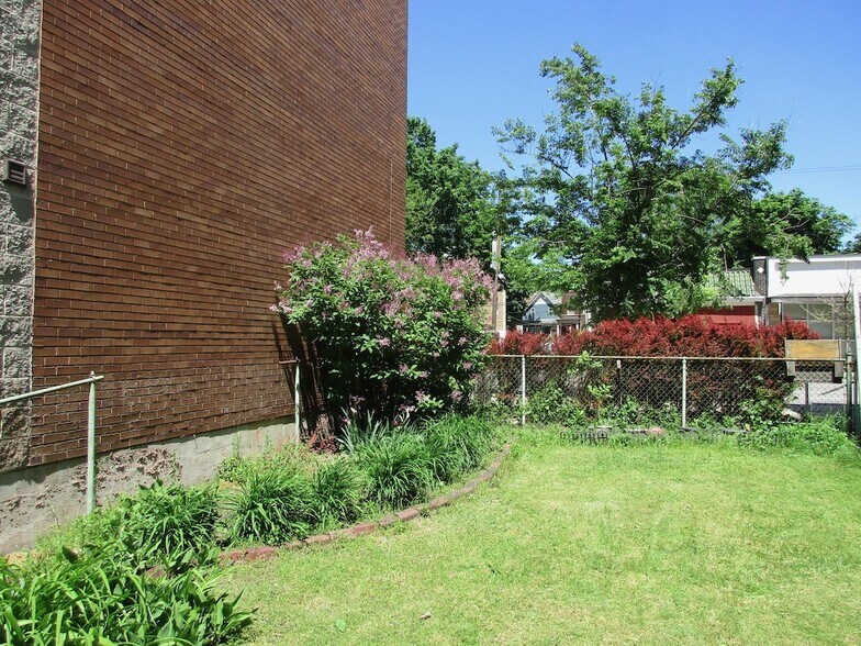 Building Photo - 3426 N Lincoln Ave