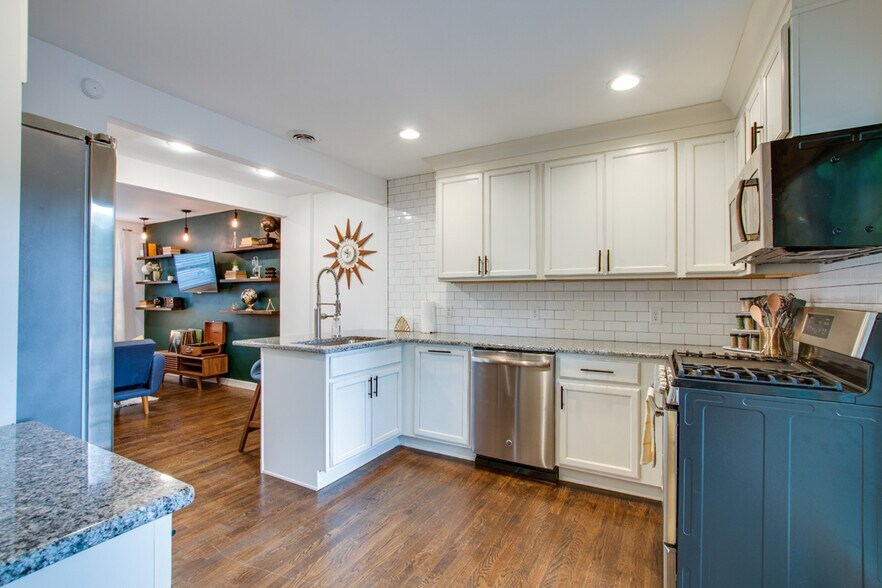 Kitchen - Dishwasher, Gas stove - 723 Joseph Ave