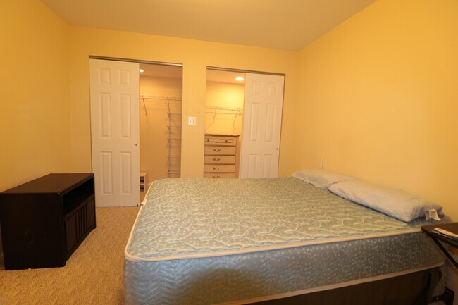 Building Photo - "COMING SOON" Spacious 4 + 2.5 SFH + Renov...