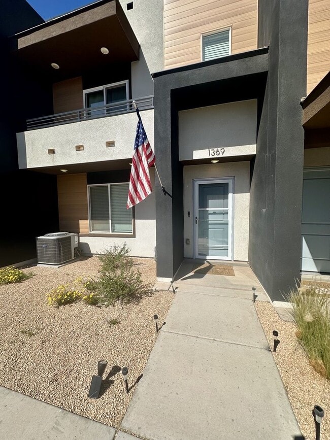 Building Photo - Adorable Long Valley Townhome!