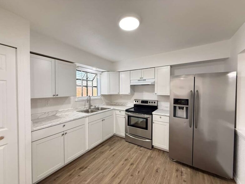 Building Photo - 13535 Coleridge St