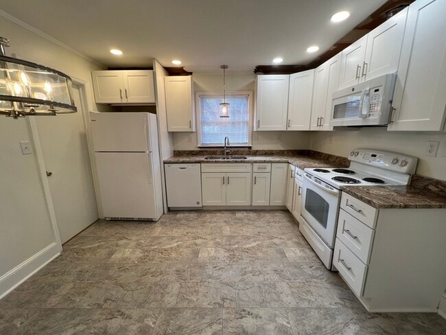 Building Photo - 1920 Eastway Dr