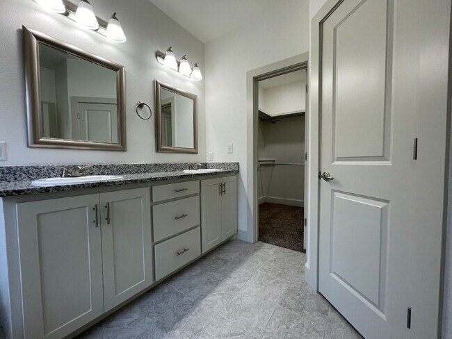 Building Photo - Recently Built 4/2/2 in Frenship ISD!