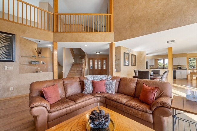 Building Photo - Fully Furnished 5BR Home in the Hills – Move-In Ready