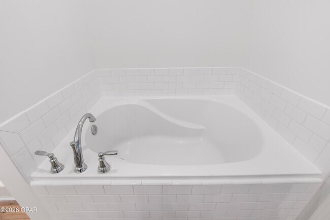 Building Photo - 413 Raven Ln