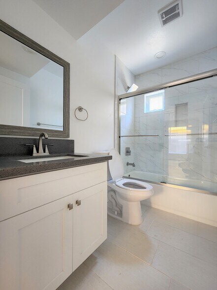 Building Photo - 543 N Kingsley Dr