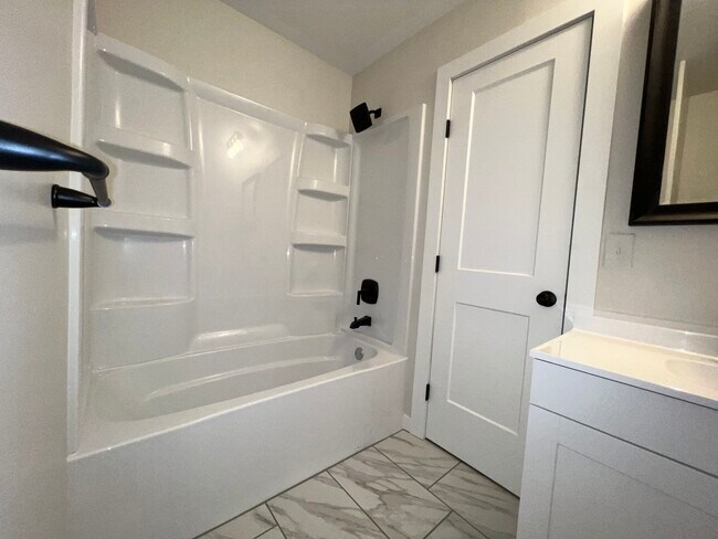 Main bath - 1817 N Evergreen Ln