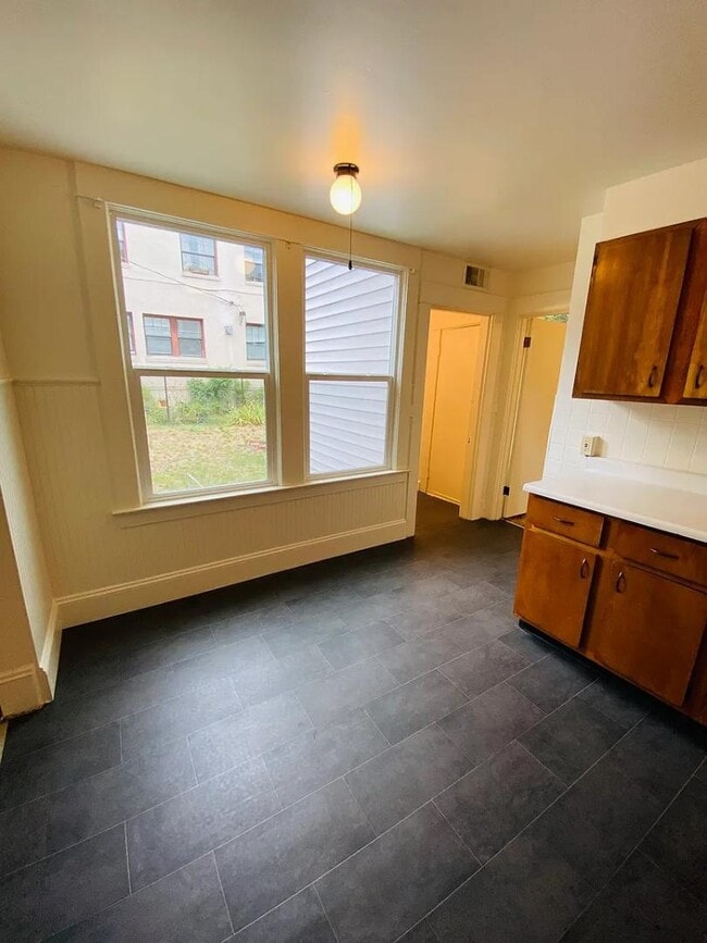 Building Photo - 830 SE Belmont St