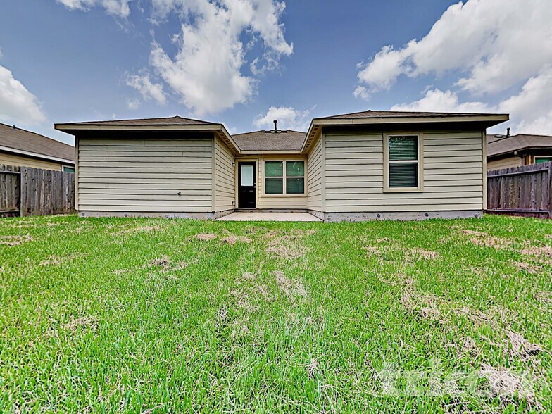 Building Photo - 110 N Golden Oak Dr