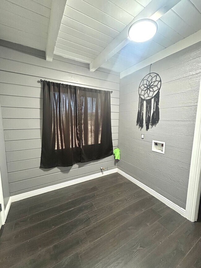 Building Photo - Newly Renovated 2 Bedroom 1 Bathroom Home