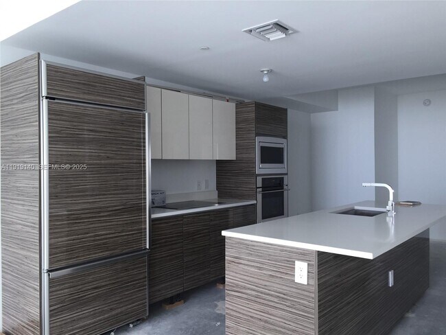 Building Photo - 460 NE 28th St